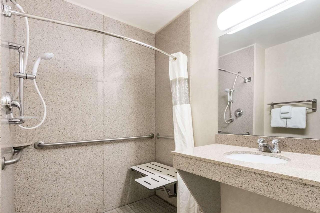 King Room Roll Shower Mobility Access or Non-Smoking