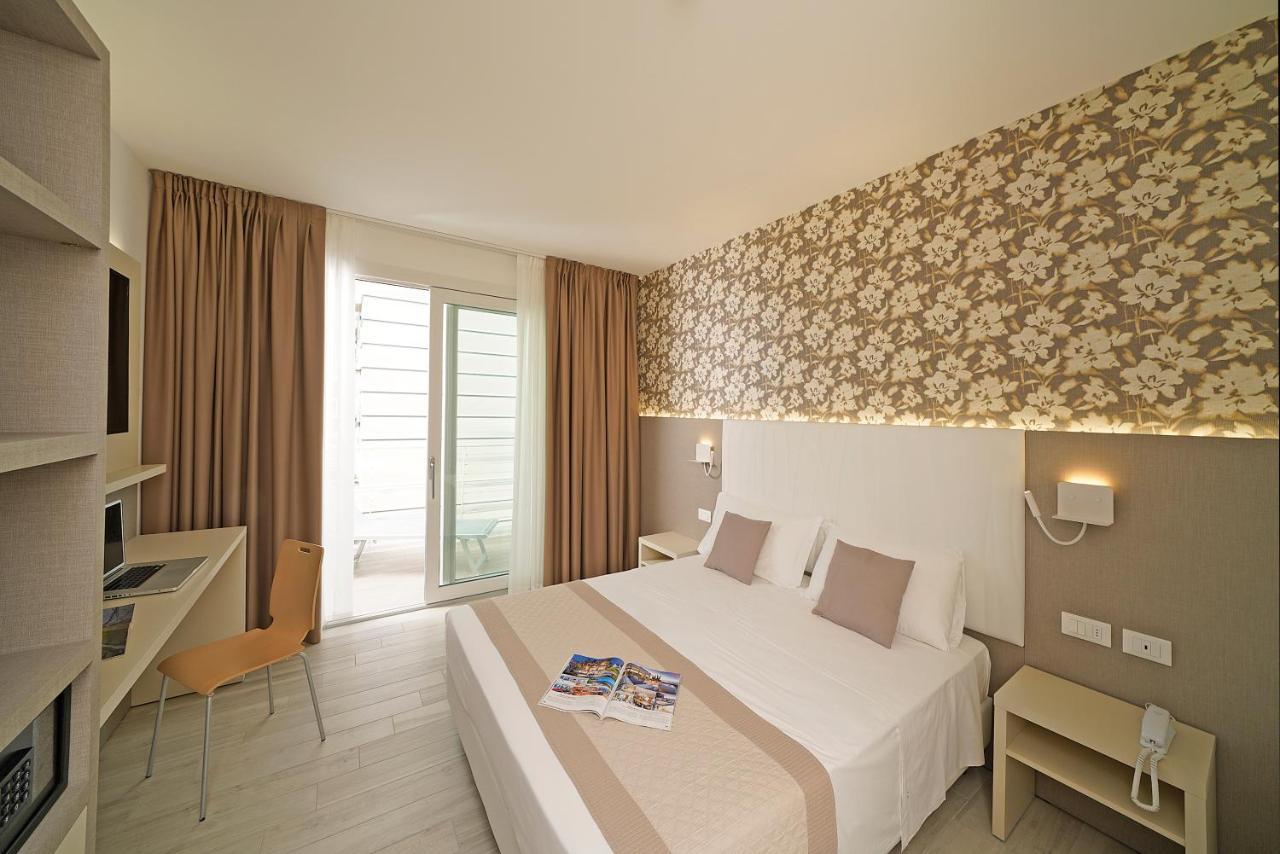 Luxuszimmer mit Zugang zur Whirlpool-Badewanne