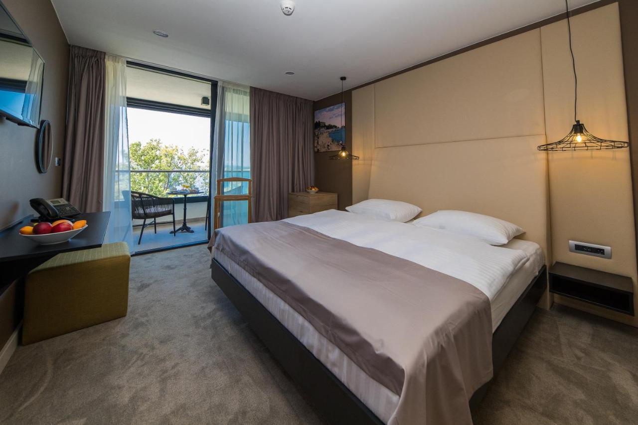 Superior Doppel- oder Zweibettzimmer mit seitlichem Meerblick und Balkon