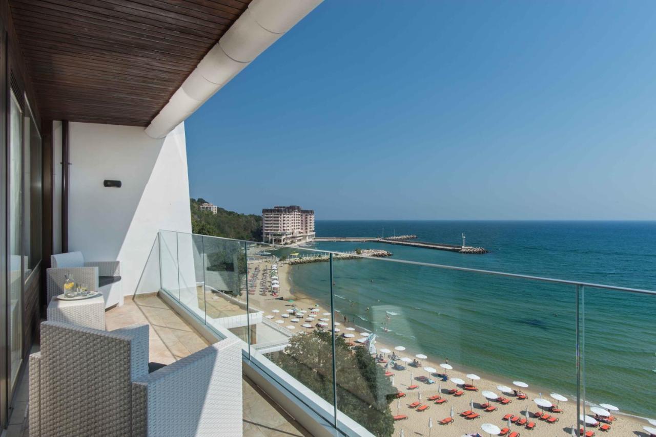 Zweibettzimmer mit Balkon und Meerblick