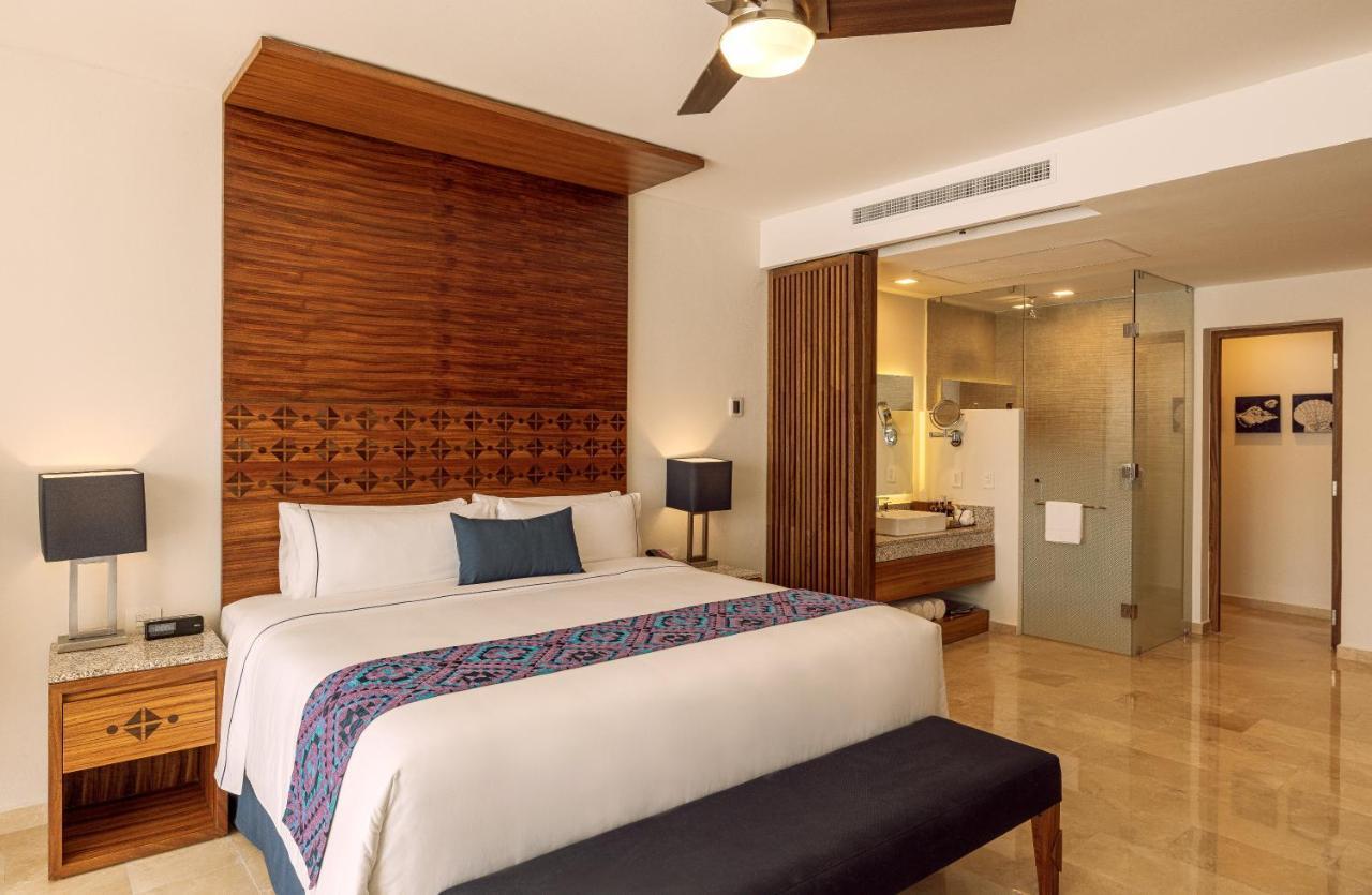 Zimmer mit Kingsize-Bett und Whirlpool