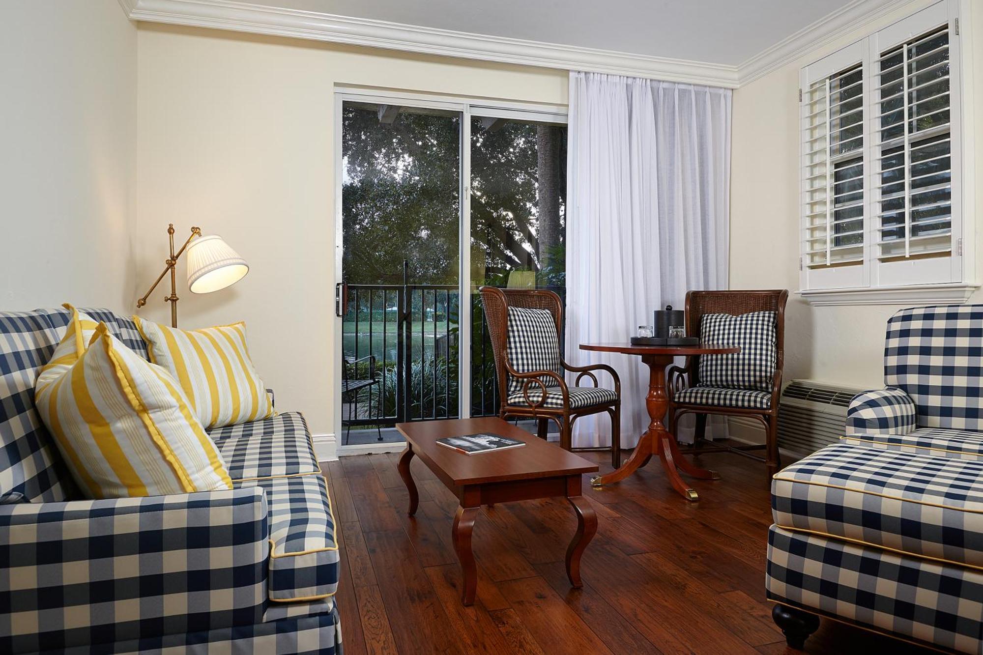 Deluxe Zimmer mit Kingsize-Bett, Balkon und Seeblick