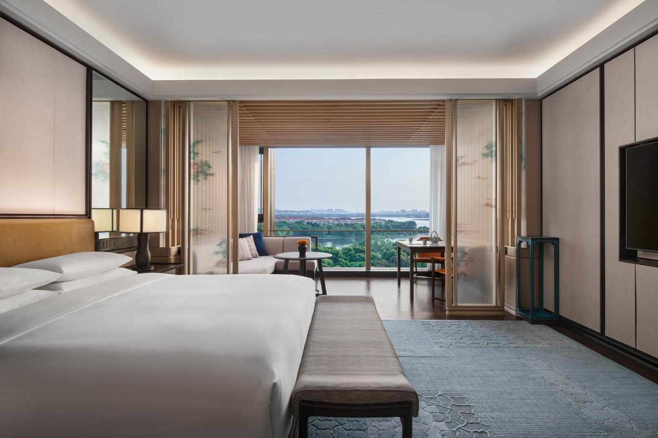 Zimmer mit Kingsize-Bett und Seeblick