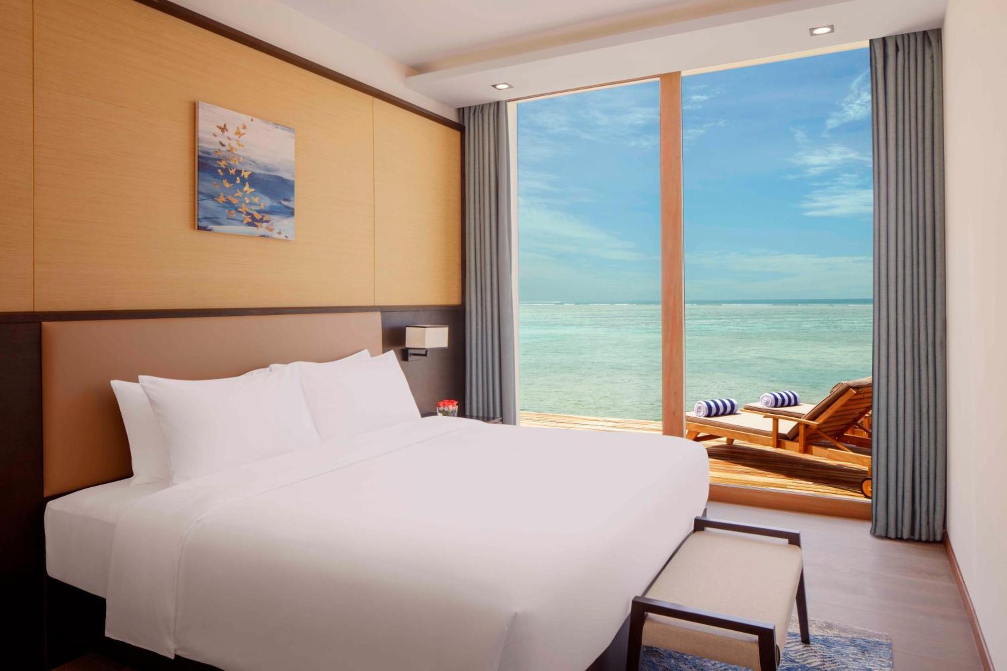 Wasservilla mit 3 Schlafzimmern mit Blick auf den Sonnenuntergang, eigenem Pool, kostenlosem Zugang zur VIP-Lounge des Wasserflugzeugs bei der Ankunft und 50 USD Guthaben für das Spa + Kinder übernachten und essen kostenlos