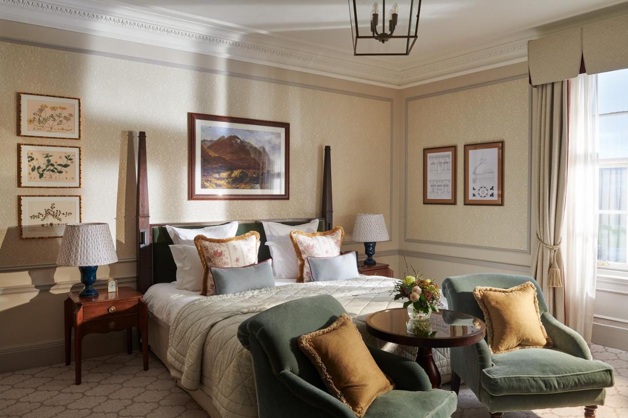 Luxuriöses Zimmer mit Kingsize-Bett und Aussicht