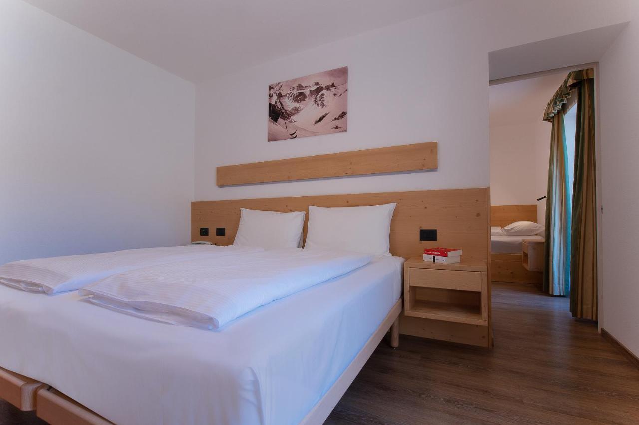 Family Room with Mountain View,1109368158:JPEG