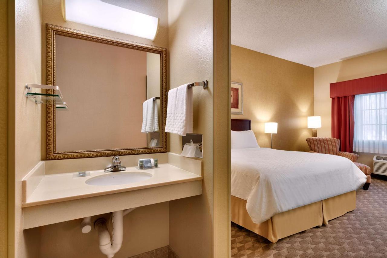 King Room Bath Tub Disability Access or Non-Smoking
