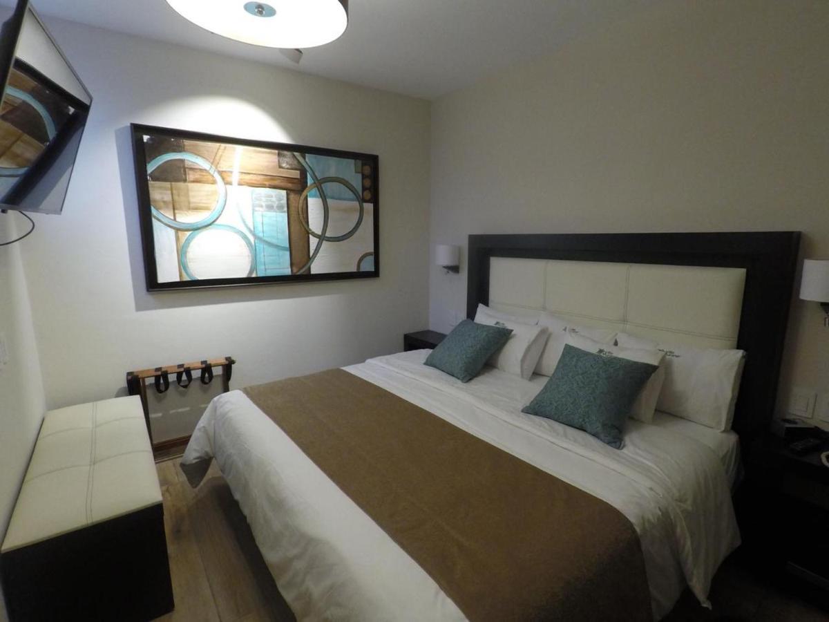 Zimmer mit Kingsize-Bett und Whirlpool