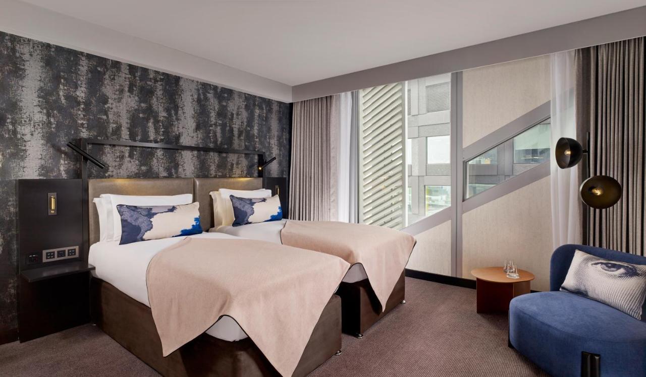 Zimmer Feeling Superior mit Kingsize-Bett und Stadtblick