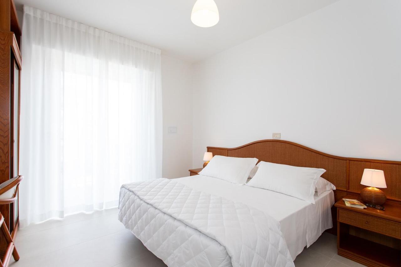 Doppel-/Zweibettzimmer mit seitlichem Meerblick