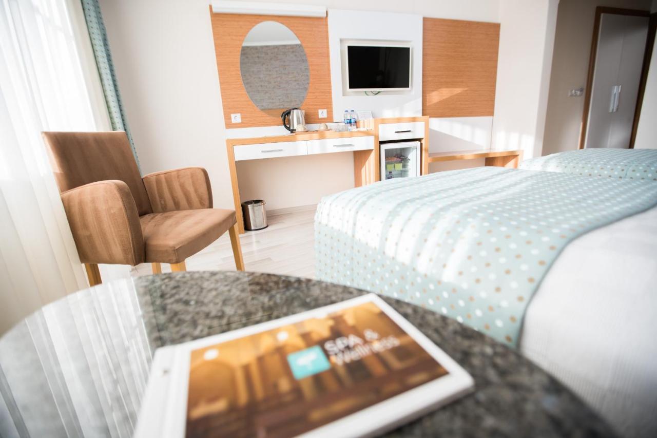 Zimmer mit Kingsize-Bett und Balkon