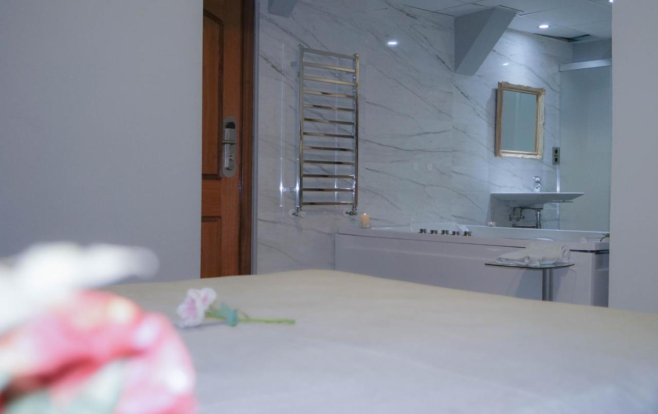 Zimmer mit Queensize-Bett und Whirlpool-Badewanne