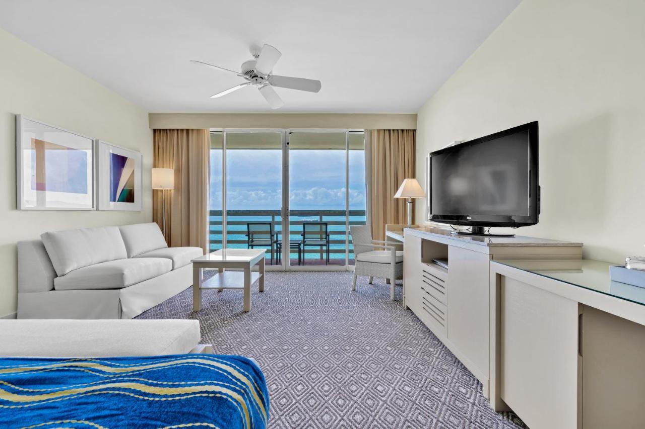 Zimmer mit Kingsize- oder Queensize-Bett und seitlichem Meerblick
