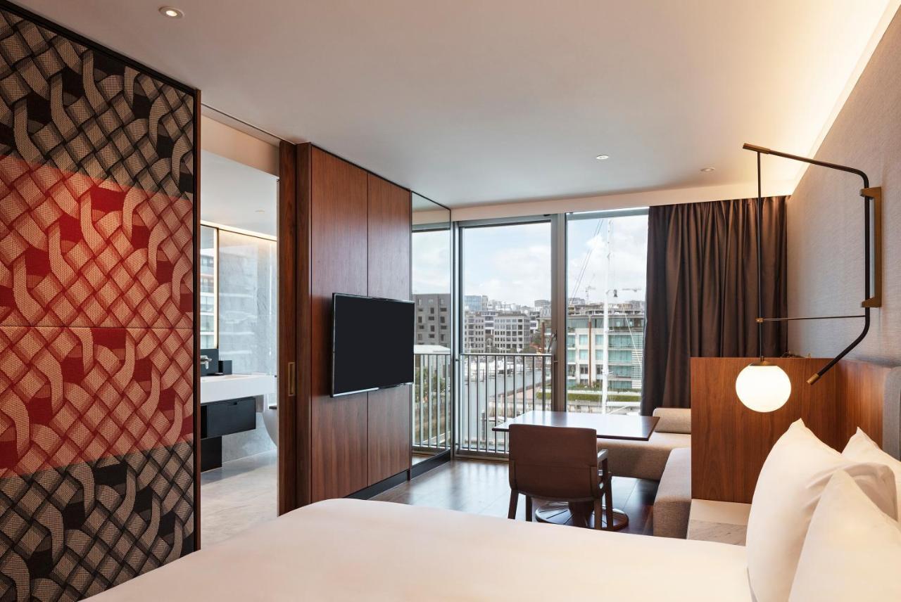 Zimmer mit Kingsize-Bett und Blick auf den Jachthafen