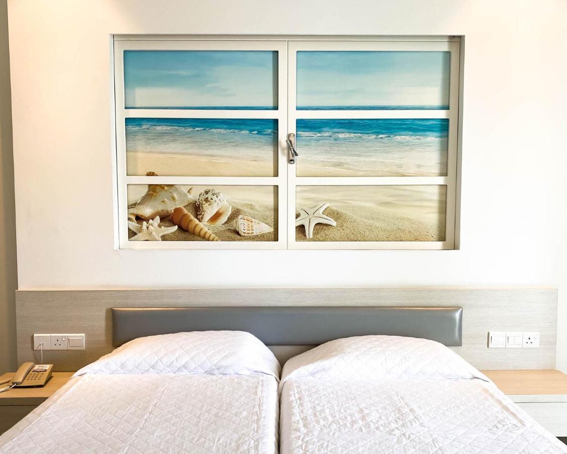 Zweibettzimmer mit Balkon und Poolblick