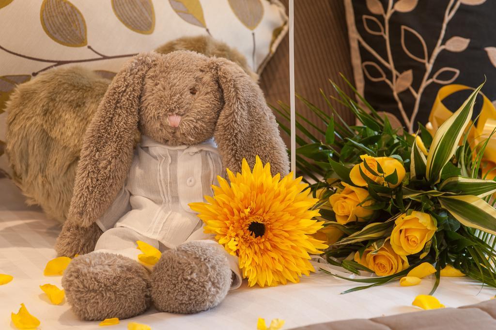 Luxuriöses Zimmer mit Himmelbett und Whirlpool-Badewanne - Honig Suite