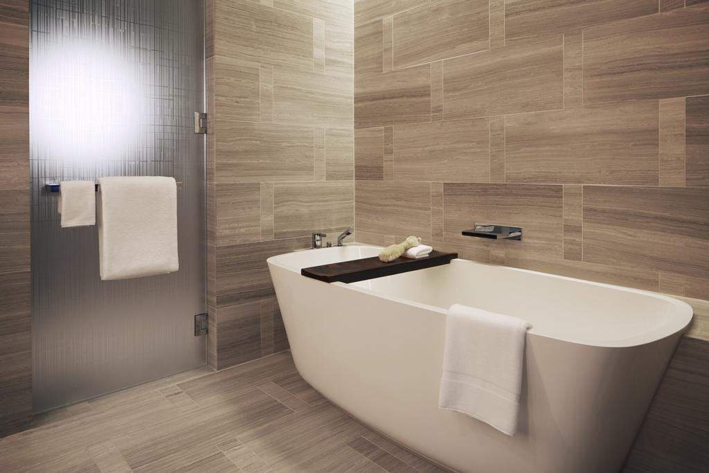 Zimmer mit Kingsize-Bett und barrierefreier Dusche – barrierefrei