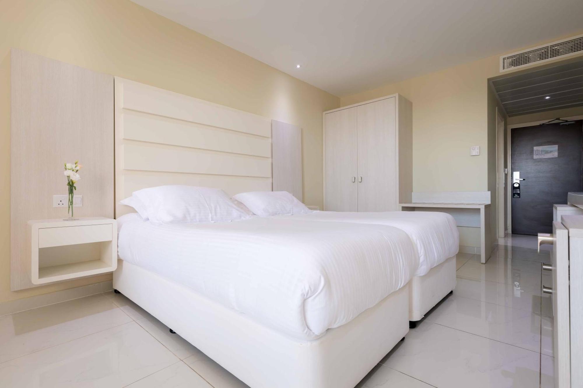Zweibettzimmer mit Blick ins Landesinnere