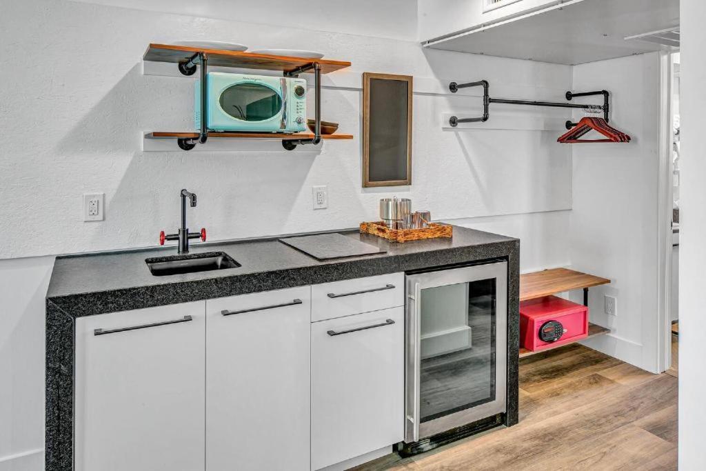 Suite mit Kingsize-Bett und Poolblick