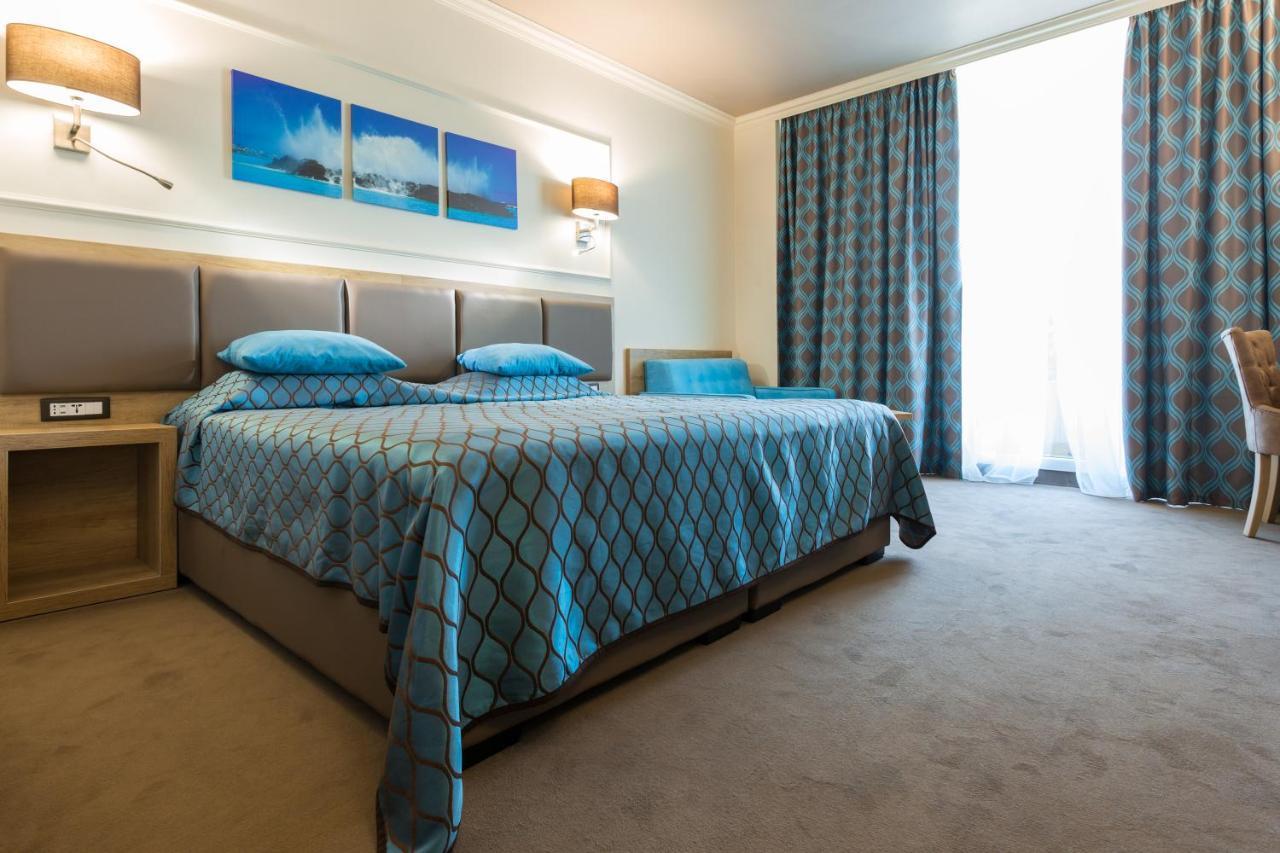 Zweibettzimmer mit Balkon und Straßenblick