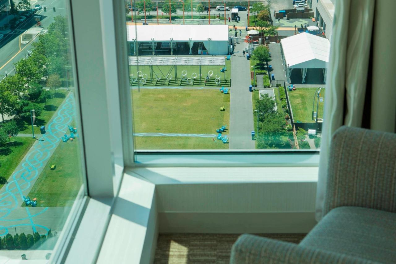 Zimmer mit 1 Kingsize-Bett sowie Aussicht auf den Park Lawn on D und den Garten