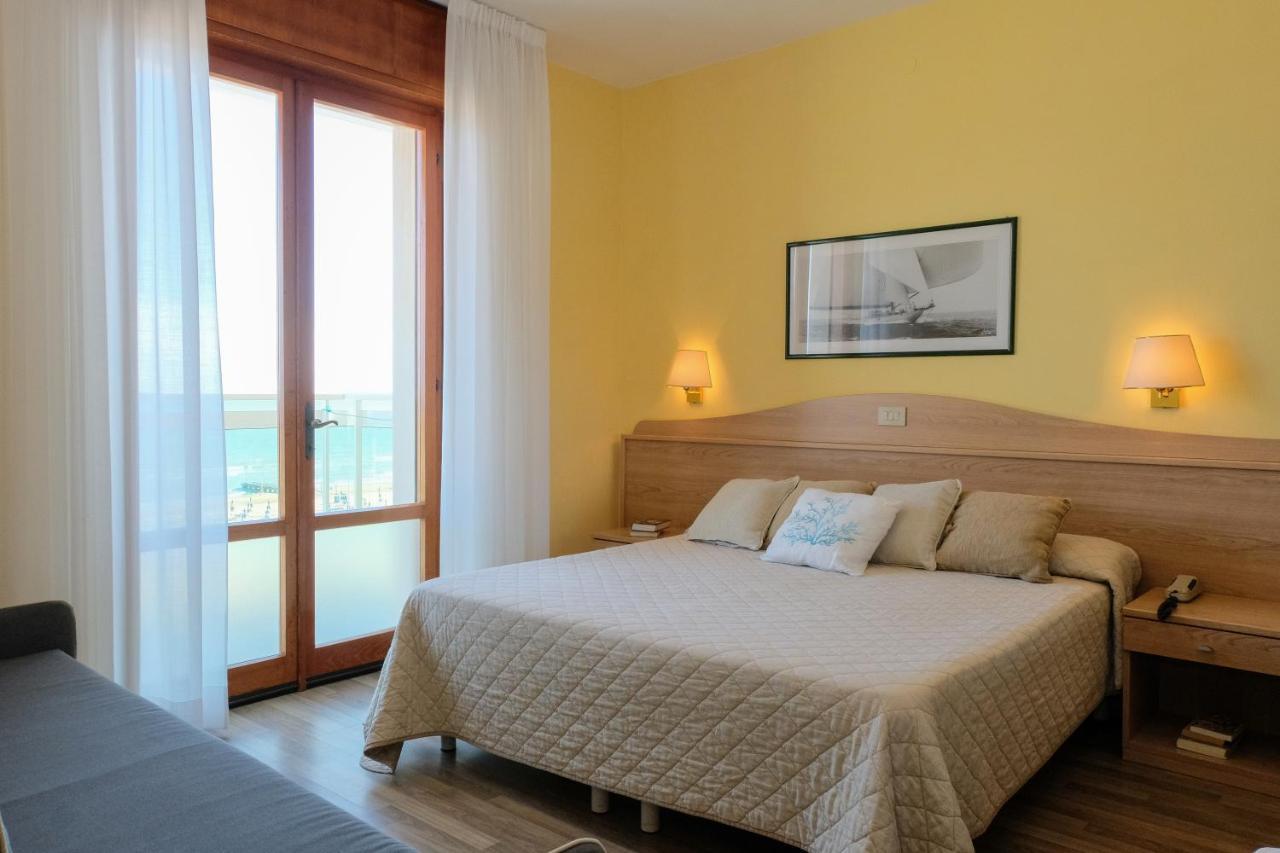 Standard Dreibettzimmer mit Meerblick