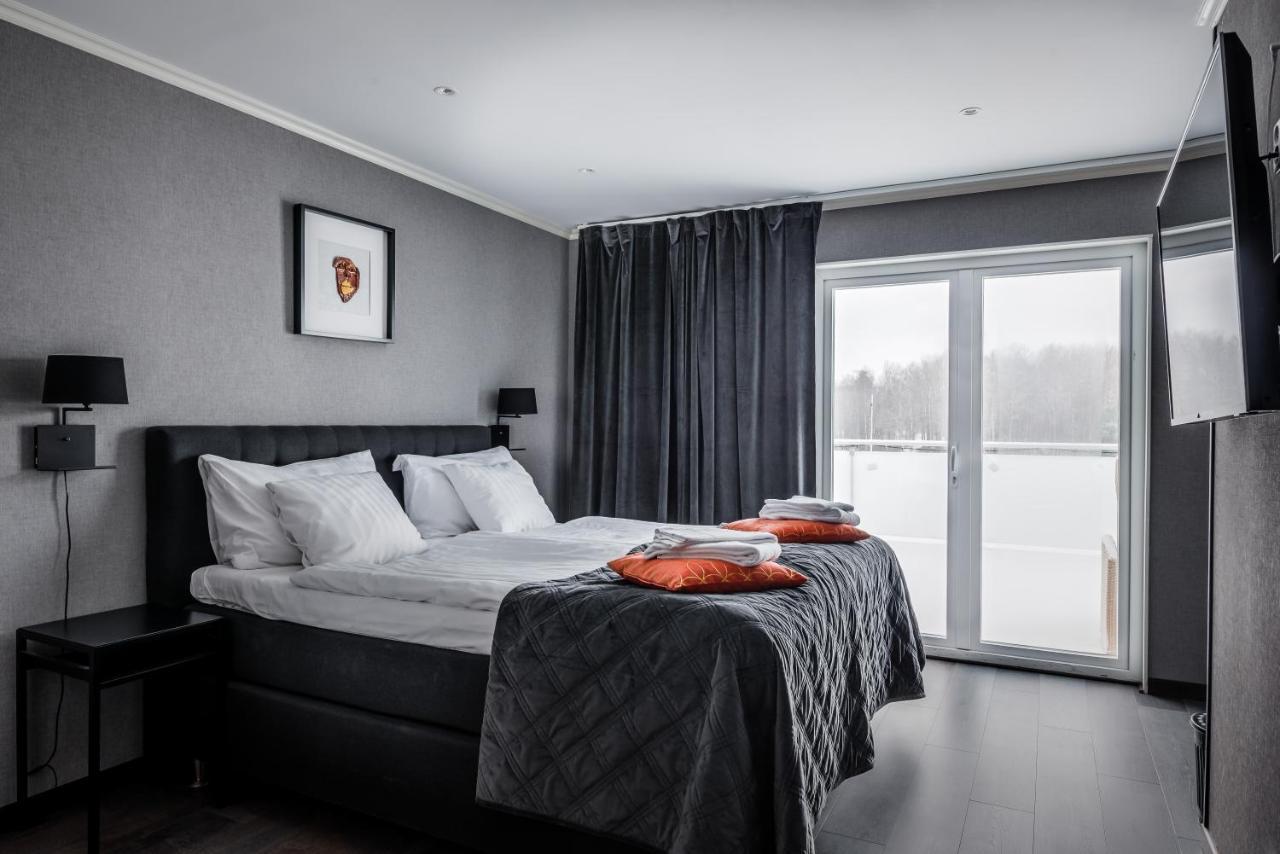 Zimmer mit Kingsize-Bett und Balkon