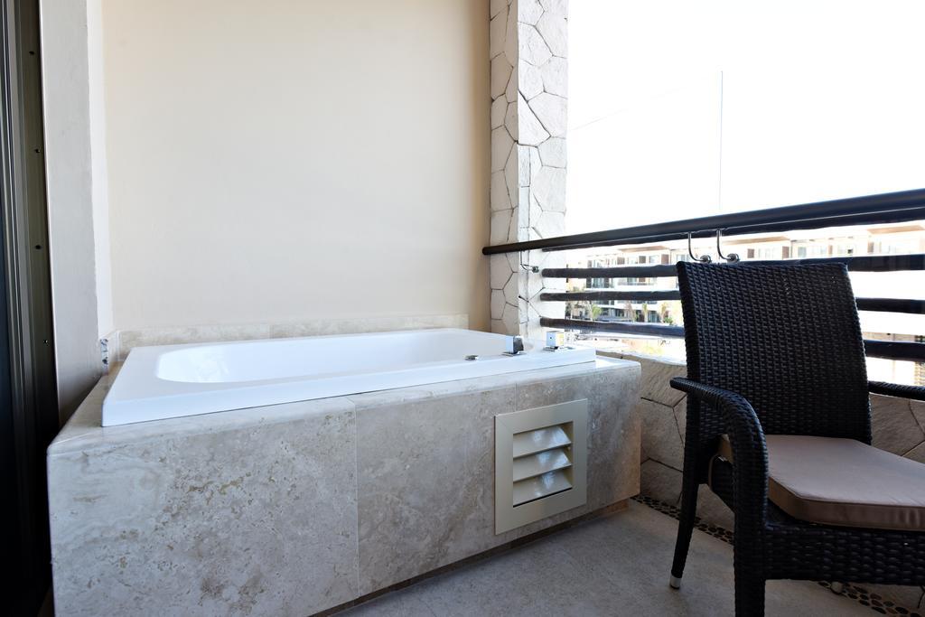 Luxuriöse Suite mit Meerblick und Whirlpool auf der Terrasse