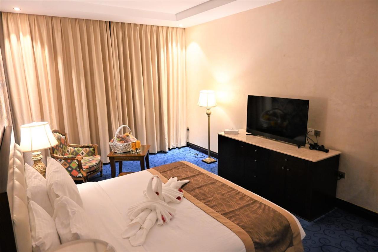Zimmer mit Kingsize-Bett