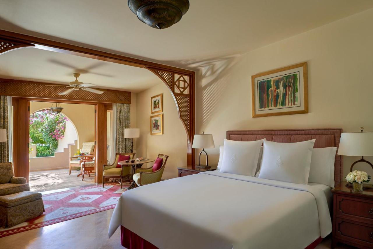 Superior Zimmer mit Kingsize-Bett und Blick auf die Palmen