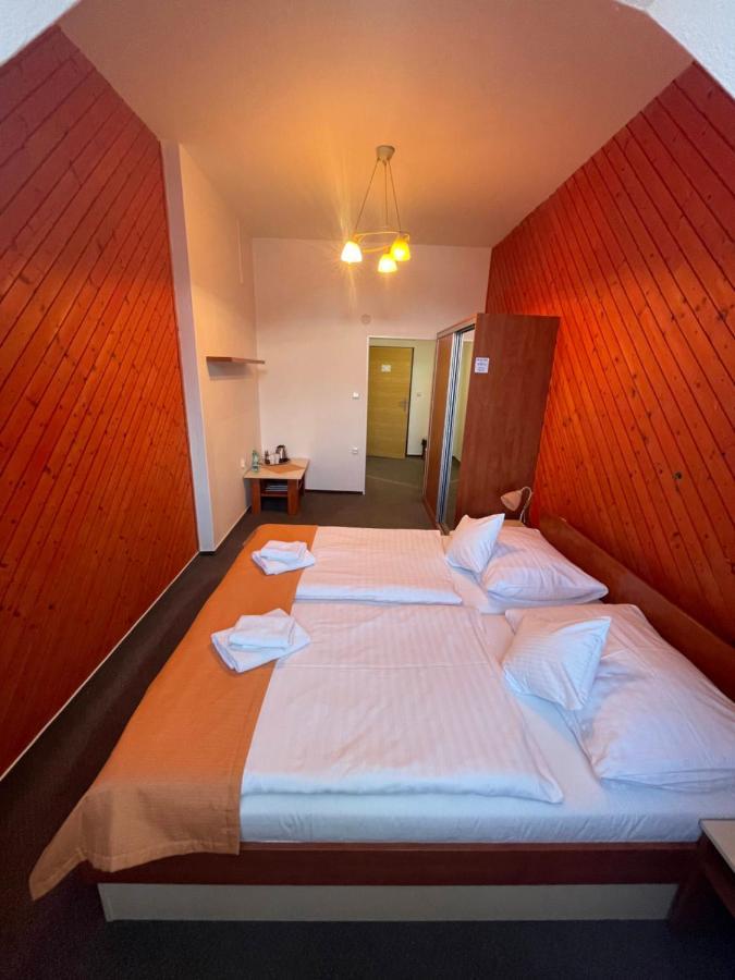 Doppel- oder Zweibettzimmer
