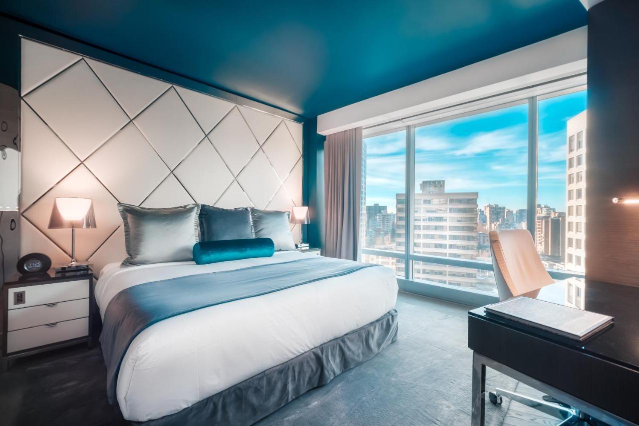 Zimmer Cityscape mit Kingsize-Bett