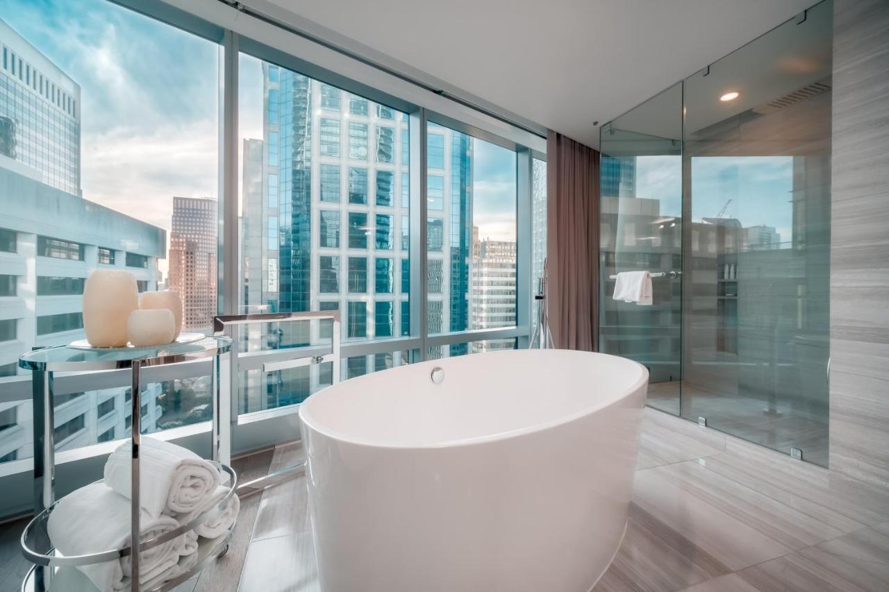 Zimmer Paradox mit Kingsize-Bett und Whirlpool-Badewanne