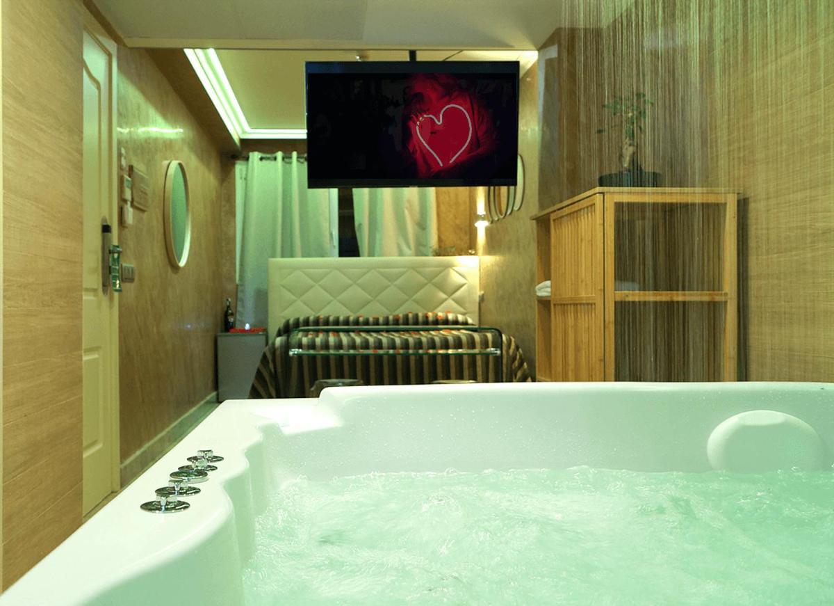 Zimmer mit Queensize-Bett und Whirlpool-Badewanne