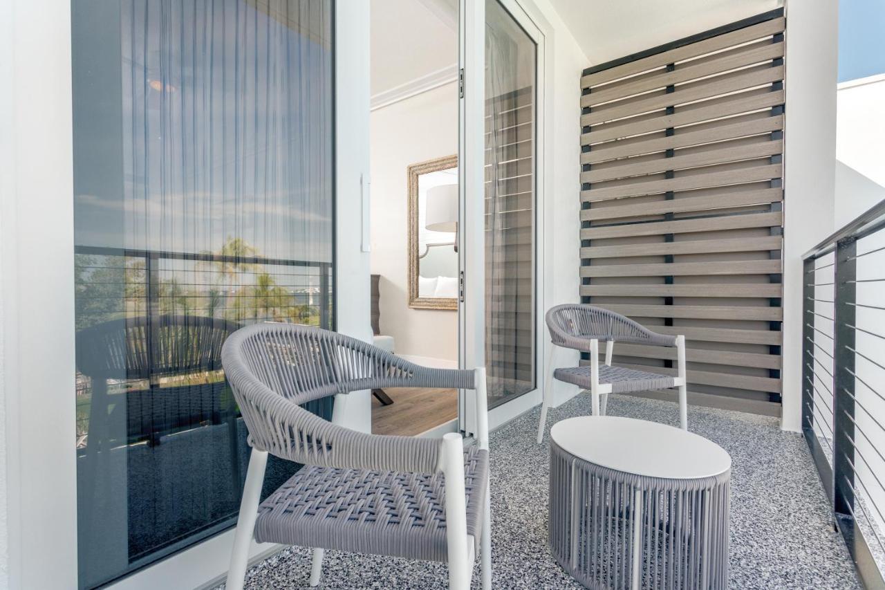 Zimmer mit Queensize-Bett und Balkon