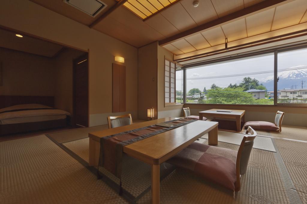 Zimmer mit Tatami-Bereich und Aussicht auf den Berg Fuji - eine der unteren Etagen - Nebengebäude