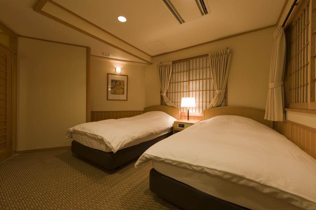 Zimmer mit Tatami-Bereich, Außenbad und Blick auf den Fuji