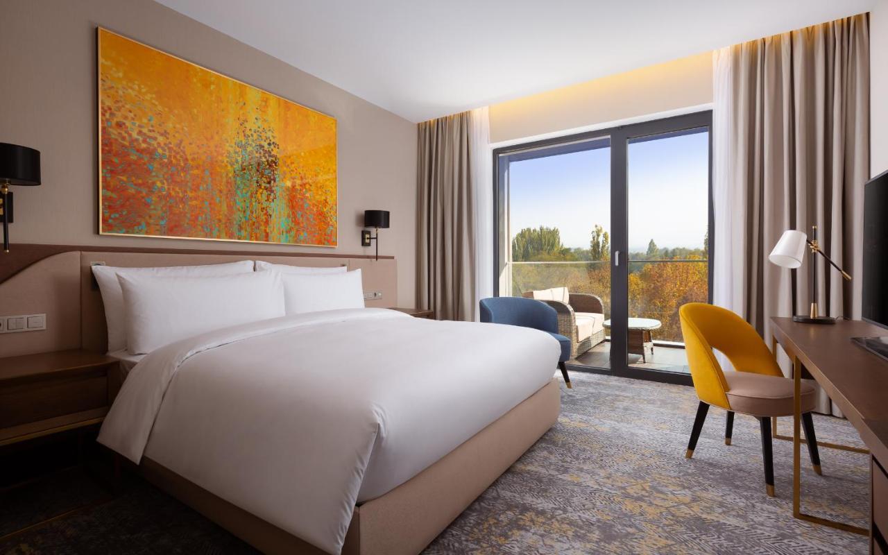 Classic Zimmer mit Kingsize-Bett und Bergblick