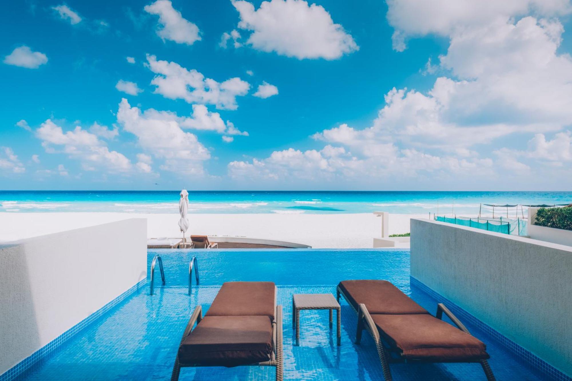 Villa zum Meer mit direktem Poolzugang