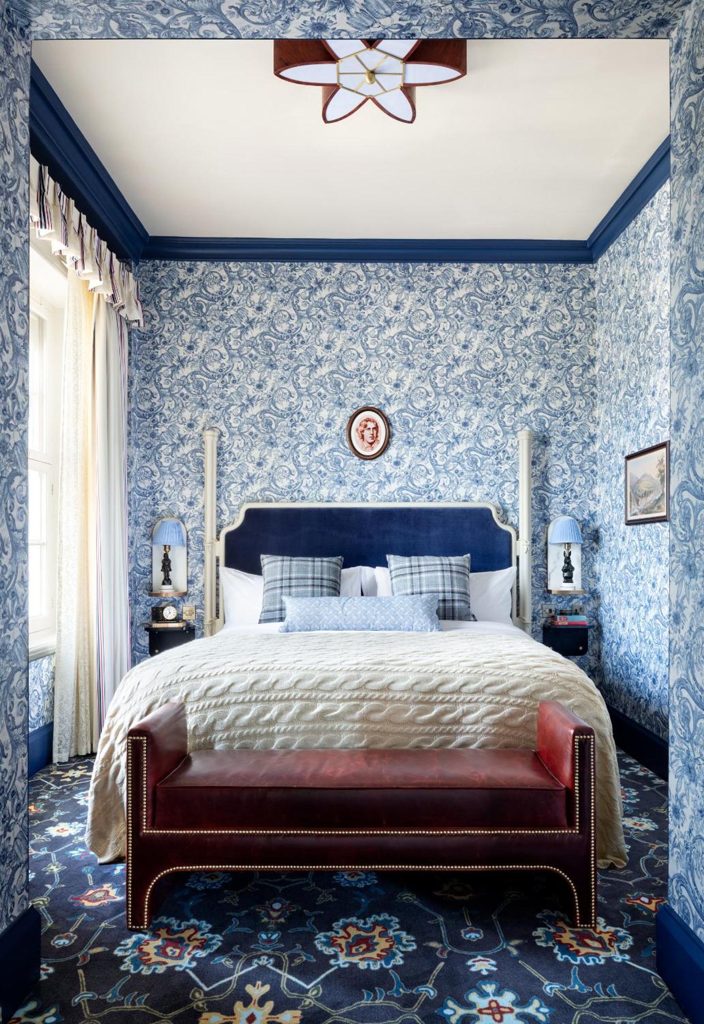 Junior Suite Graduate mit Kingsize-Bett und historischem Blick