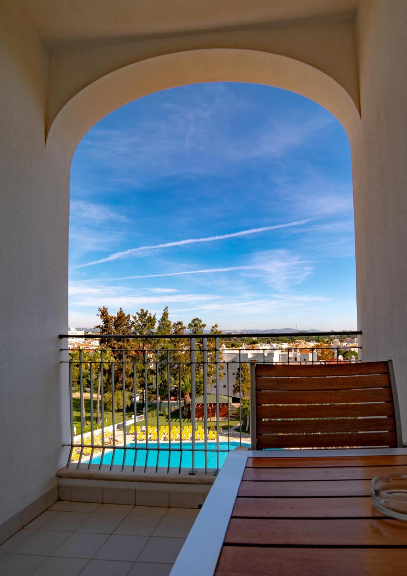 Studio mit Poolblick