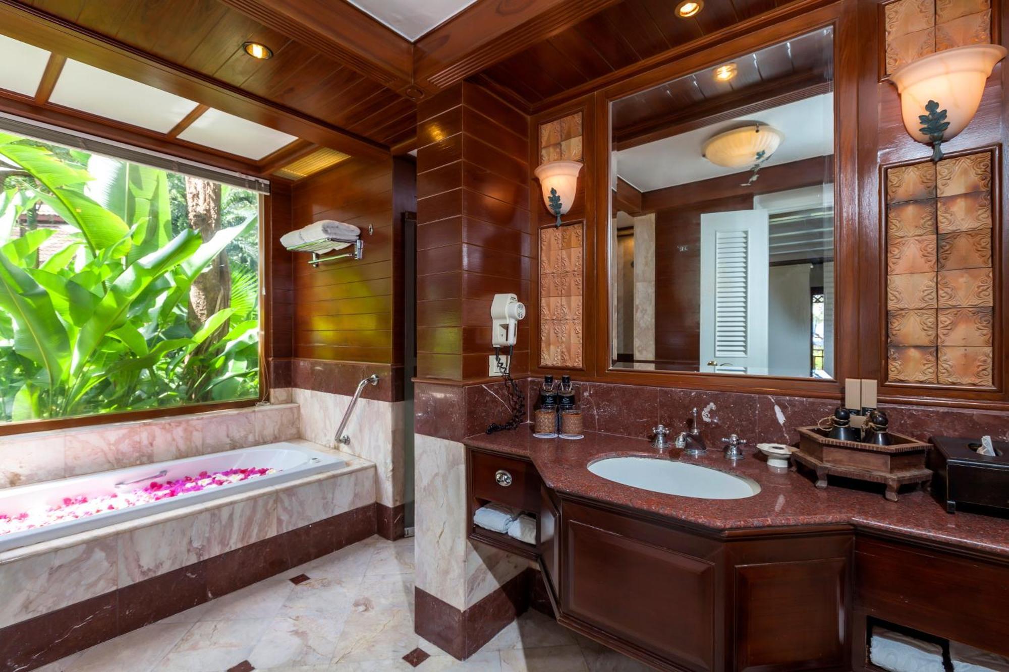 Zimmer am Lagunenpool mit Badewanne