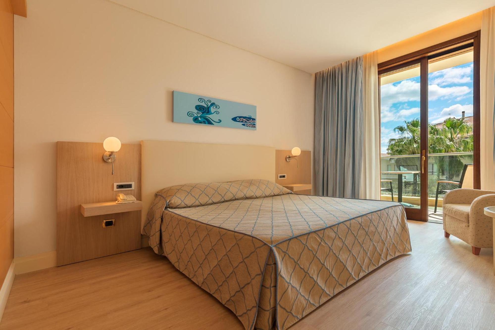 Doppelzimmer mit Balkon und Gartenblick