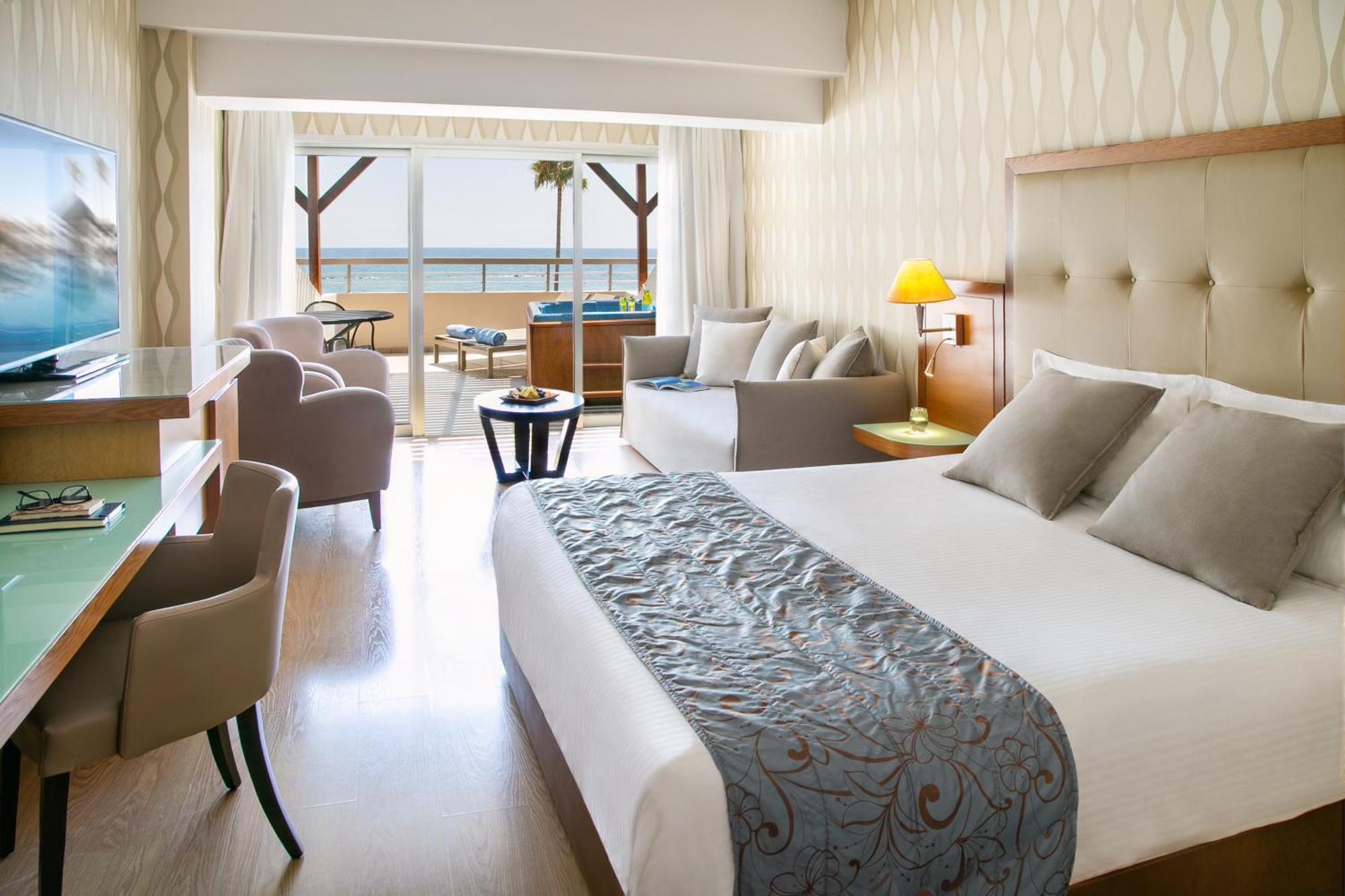 Deluxe Suite mit Terrasse, Meerblick und Whirlpool im Freien