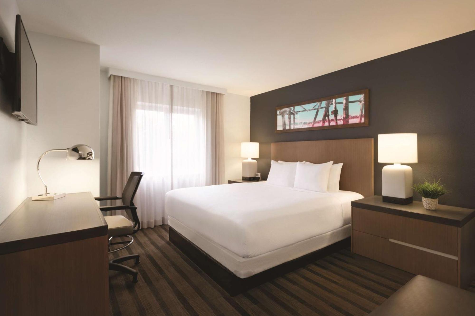 Suite mit 1 Schlafzimmer und einem Queensize-Bett sowie einer ebenerdigen Dusche - barrierefrei