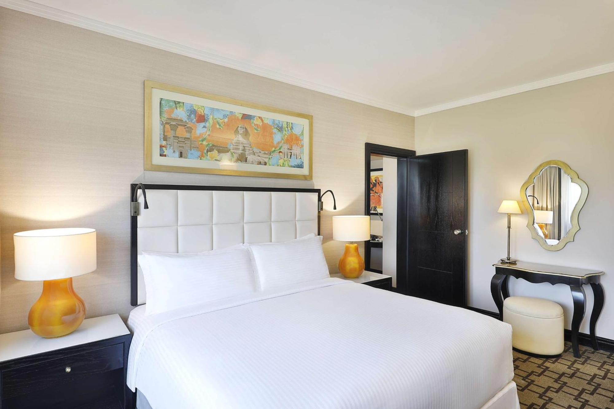 Suite mit 1 Schlafzimmer mit Kingsize-Bett und Poolblick