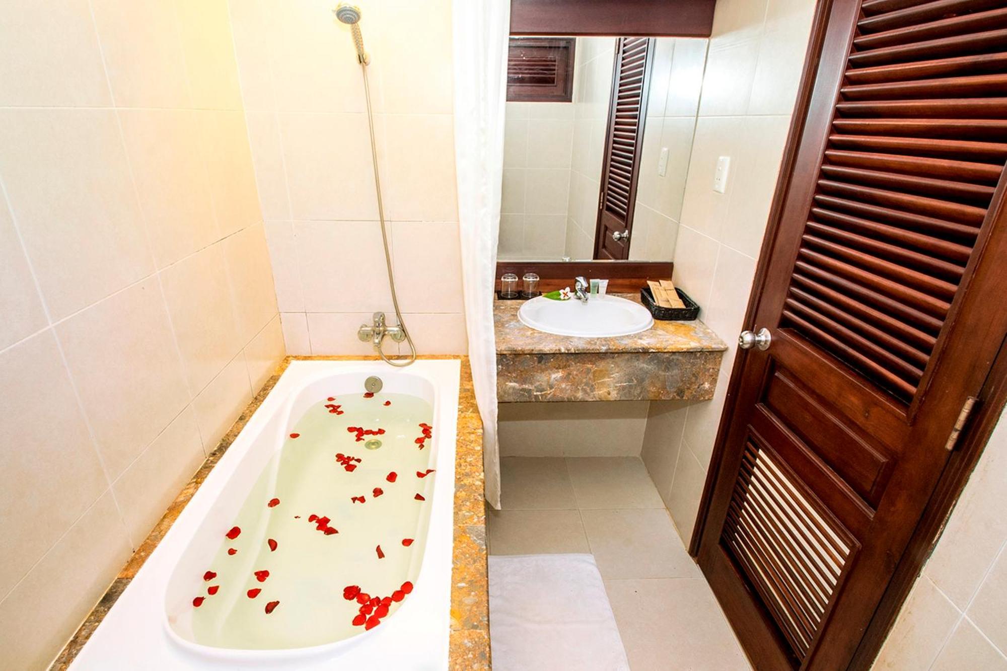 Deluxe Double or Twin Room with Balcony and Ocean View