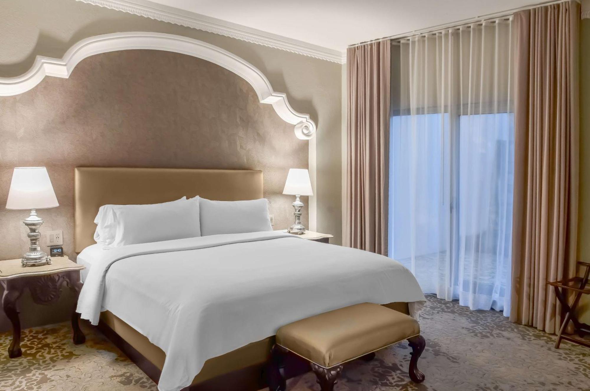 Zimmer mit Kingsize-Bett und Terrasse