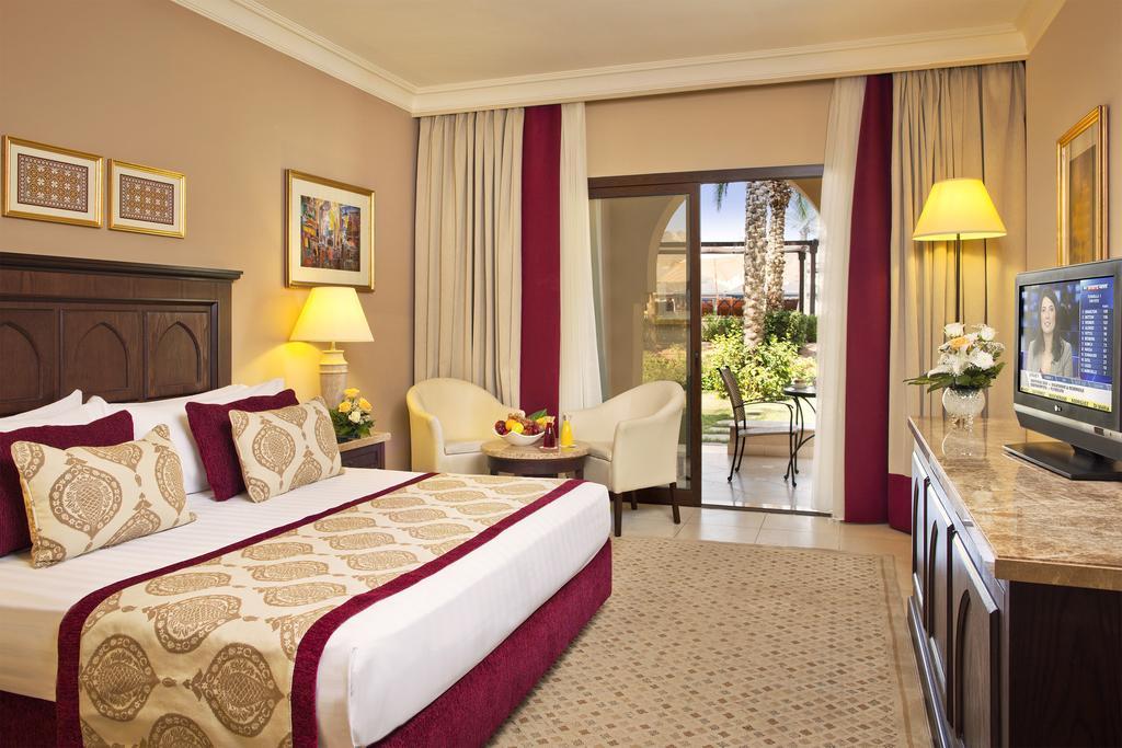 Standard Zimmer mit Queensize-Bett und seitlichem Meerblick