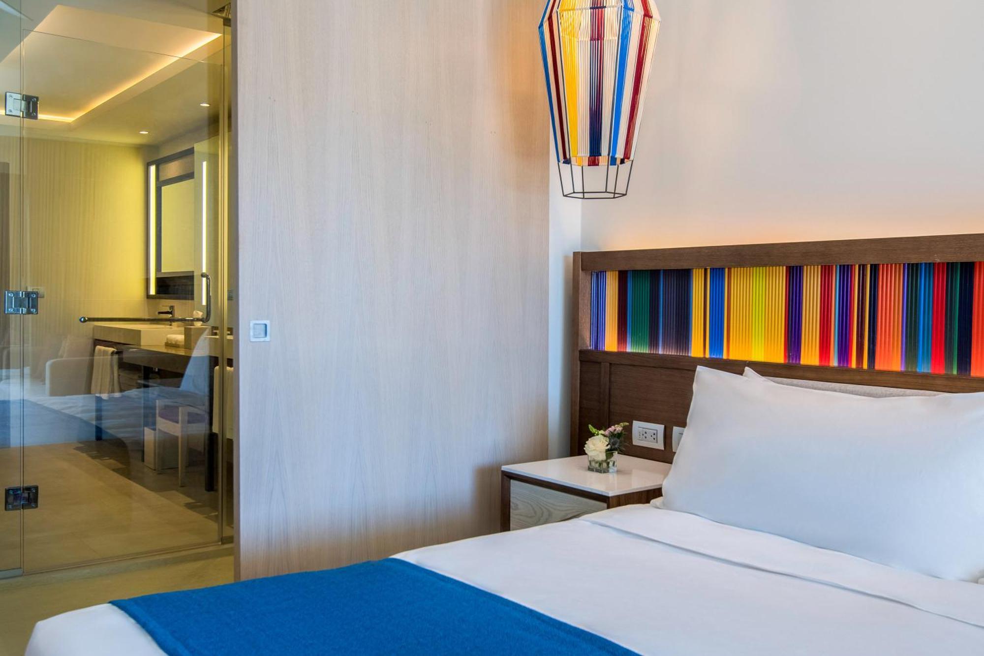 Junior Suite mit Kingsize-Bett und Blick auf das Resort
